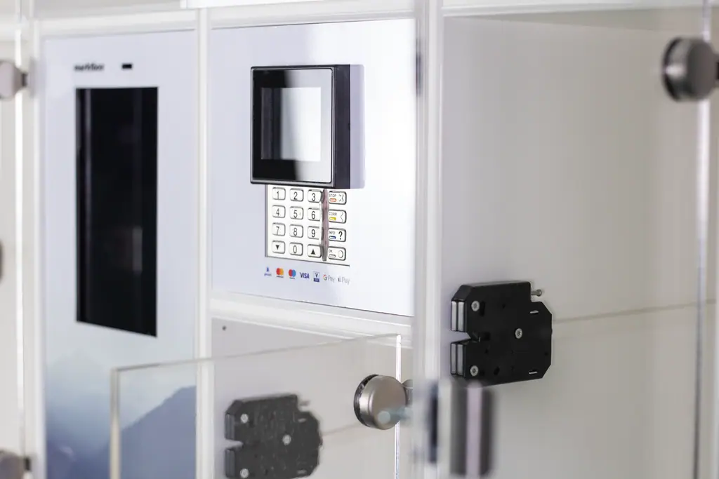 Nahaufnahme einer marktbox mit Tastenfeld, Display und transparenten Warenfächern mit elektronischem Schloss