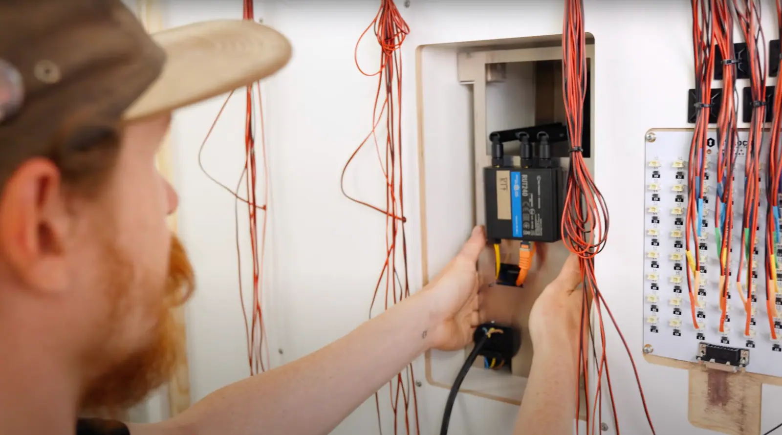 Ein Techniker installiert Hardware-Komponenten im Inneren eines digitalen Verkaufsautomaten von marktbox