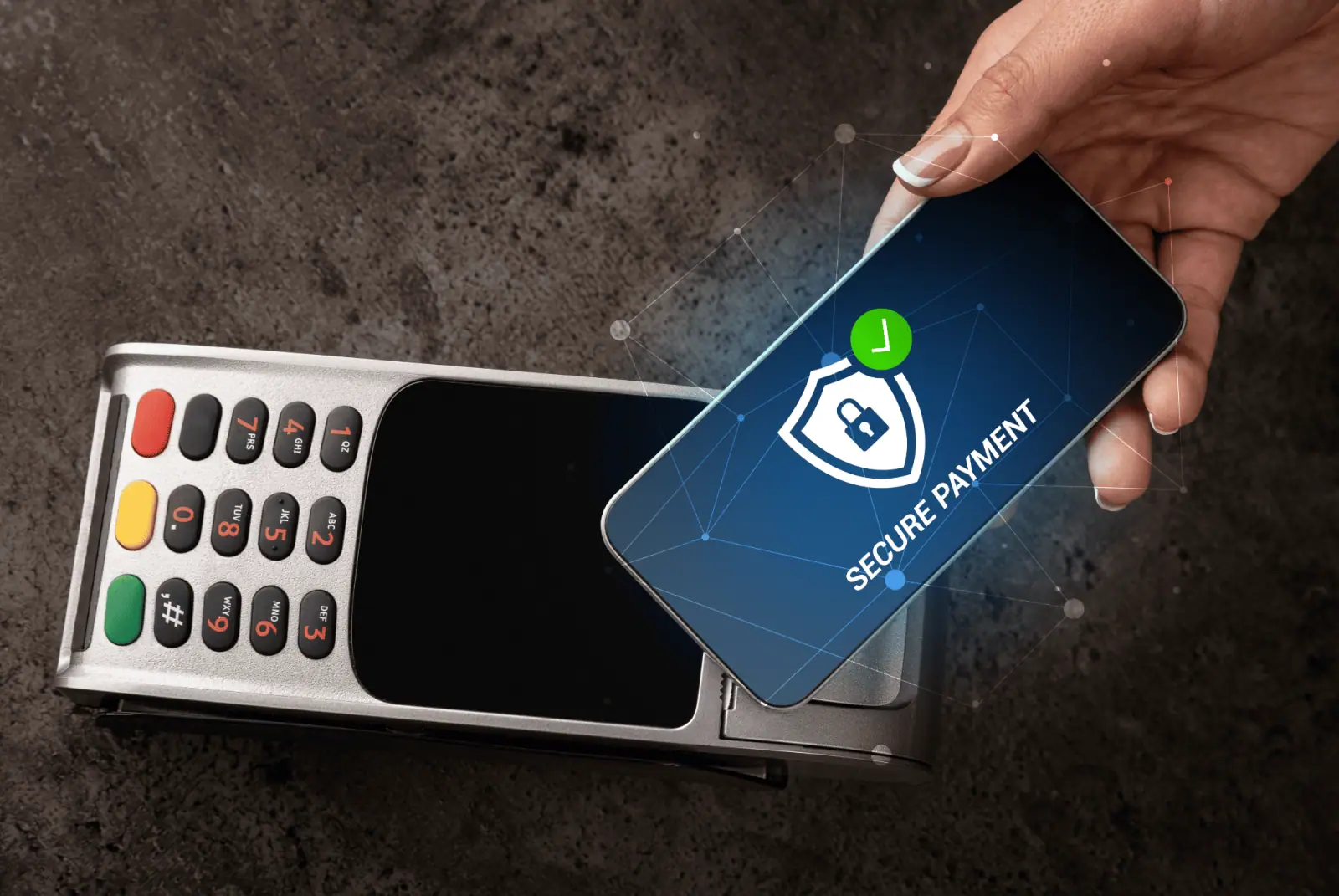 Eine Hand hält ein Smartphone mit Sicherheitsgrafik für eine kontaktlose Zahlung über ein Kartenterminal
