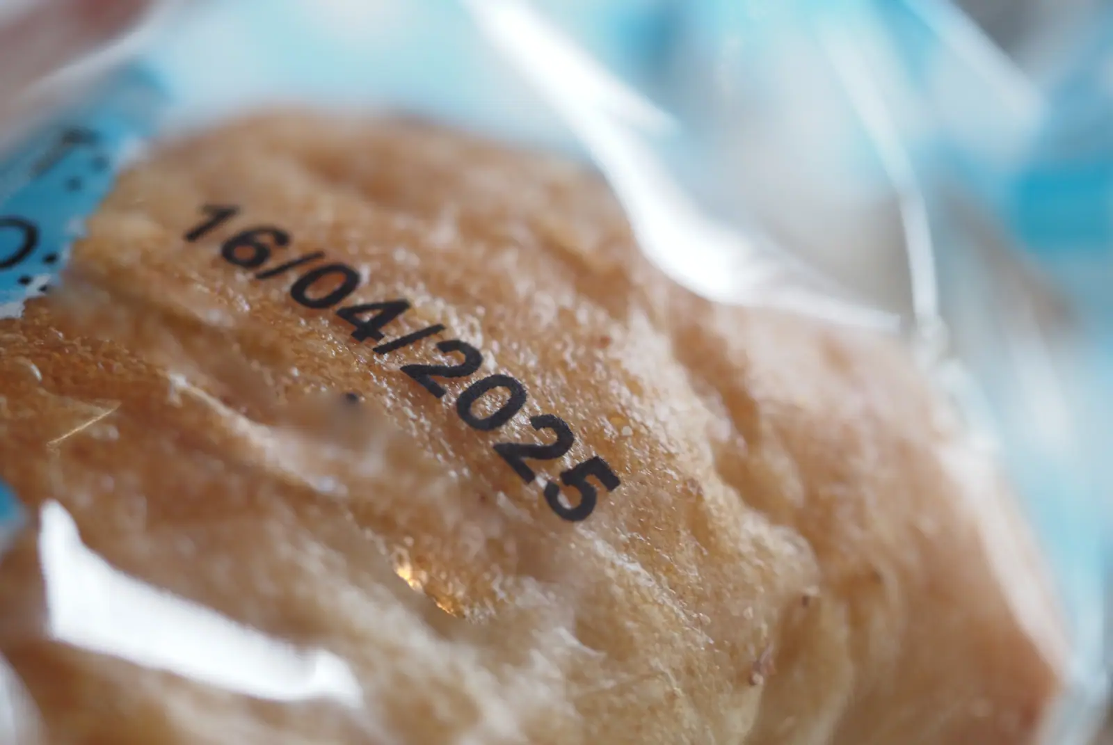 Nahaufnahme eines verpackten Gebäcks mit dem Mindesthaltbarkeitsdatum 16/04/2025