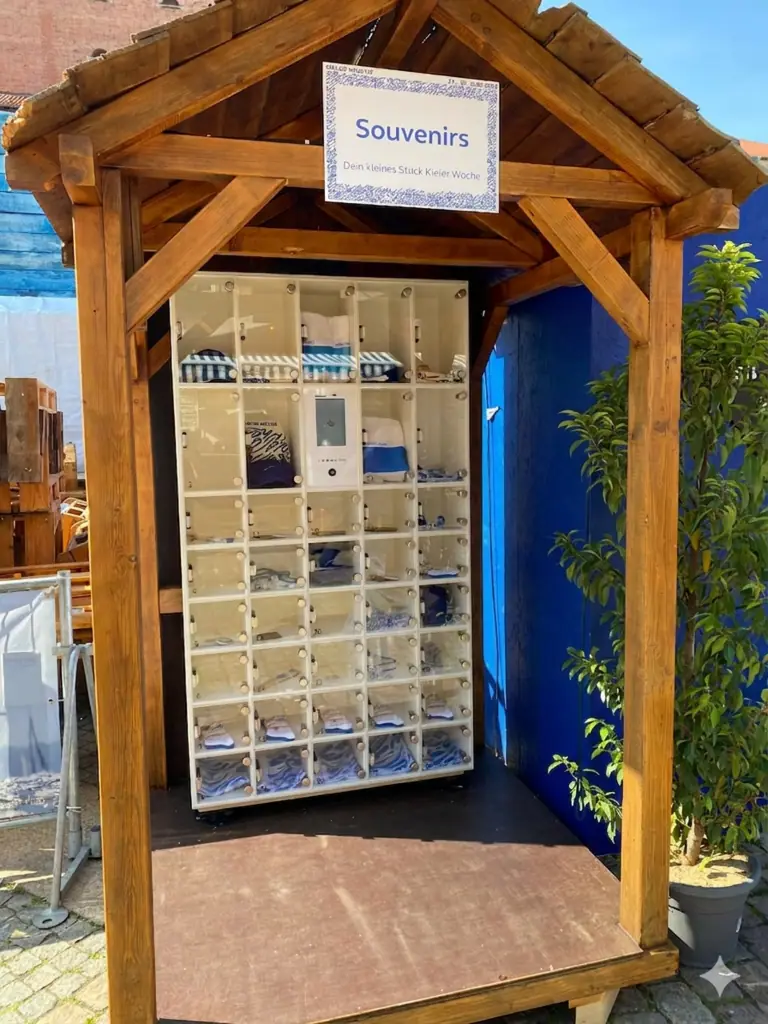 marktbox Verkaufsautomat für Souvenirs mit vielen Fächern unter einem hölzernen Unterstand im Freien