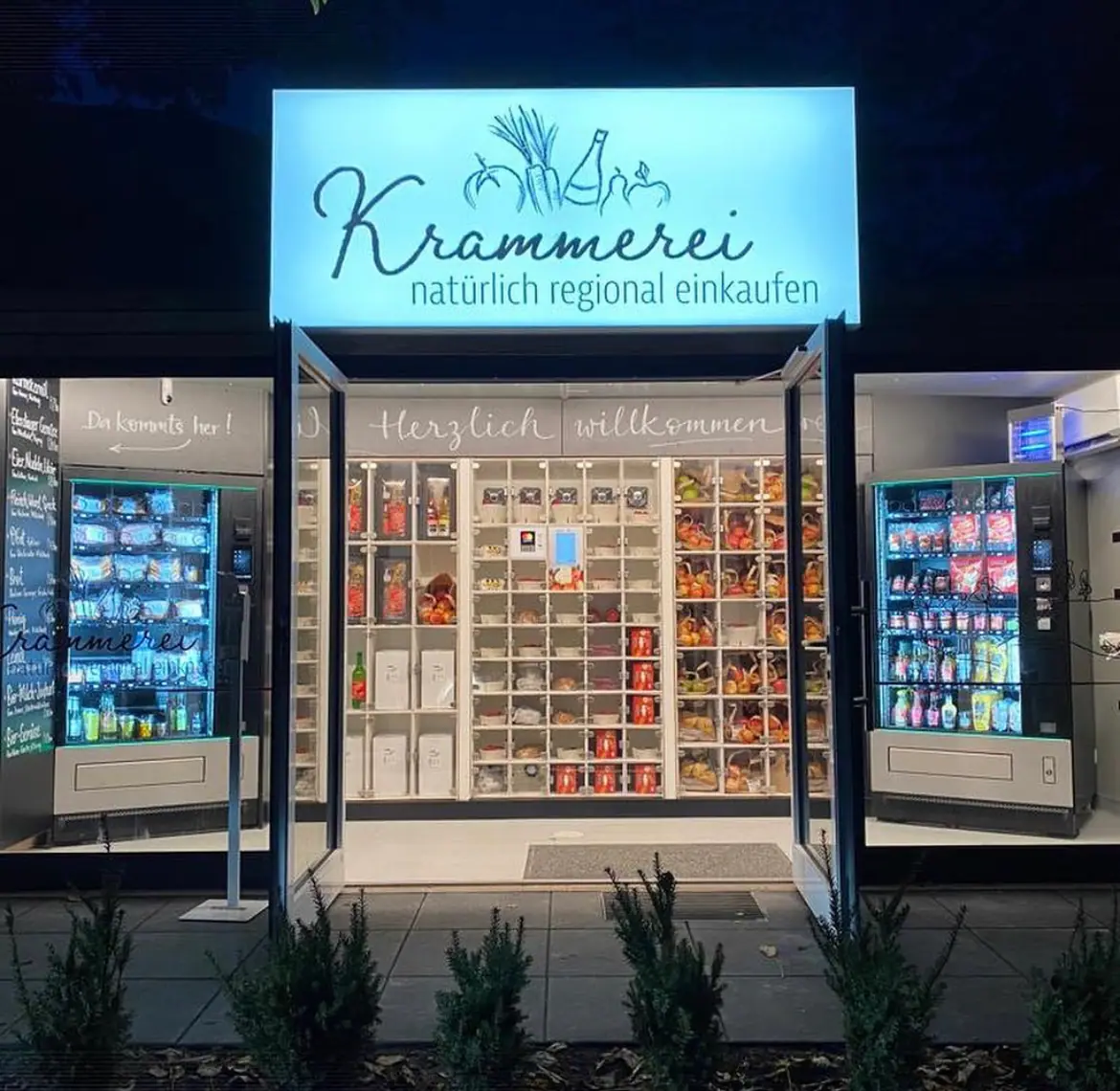 Hell beleuchtete Krammerei-Verkaufsstation mit modernen Automaten für regionale Lebensmittel bei Nacht
