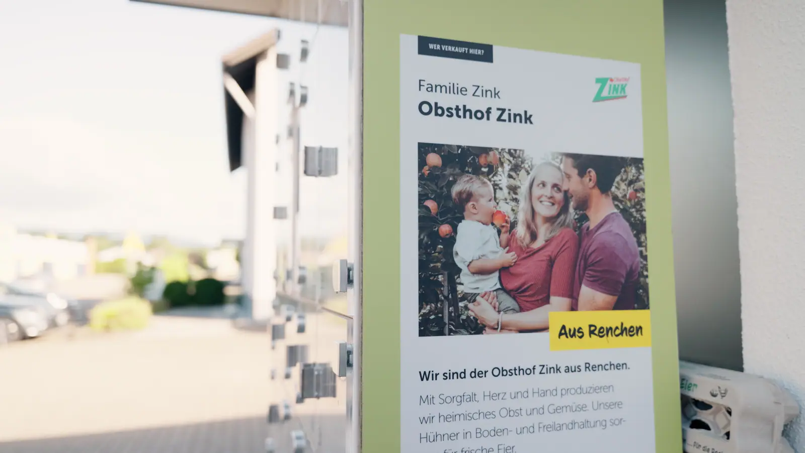 Infotafel der Familie Zink an einer marktbox mit Porträt der Erzeuger und Infos zum Obsthof aus Renchen
