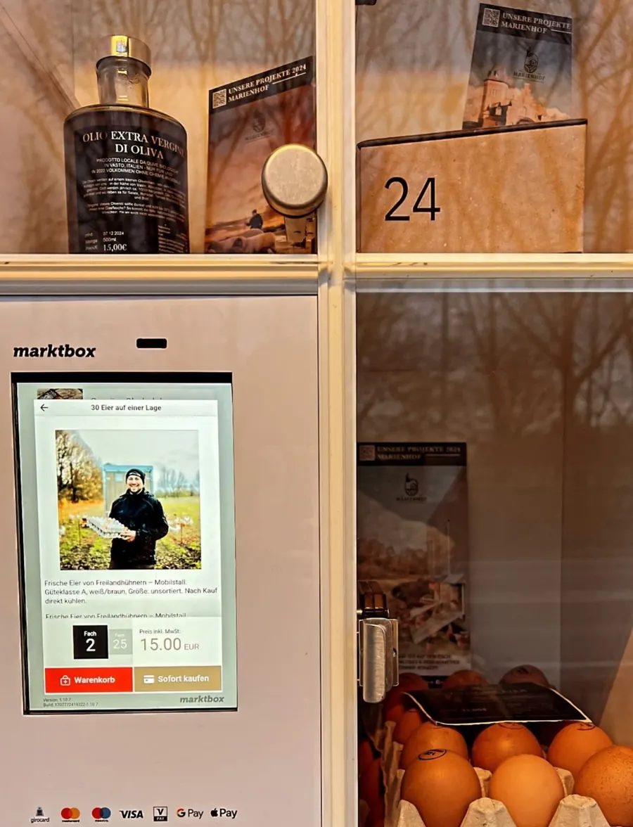 marktbox-touchskærm ved siden af et rum med æg