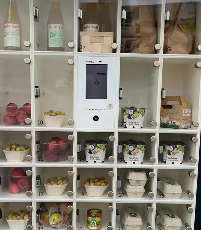 marktbox med frugt, æg, honning og æblemost i rummene