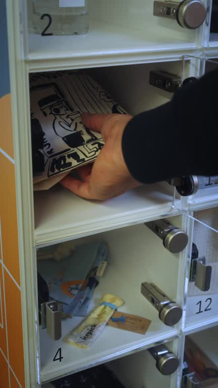 Geöffnetes Fach der marktbox mit den reservierten Waren