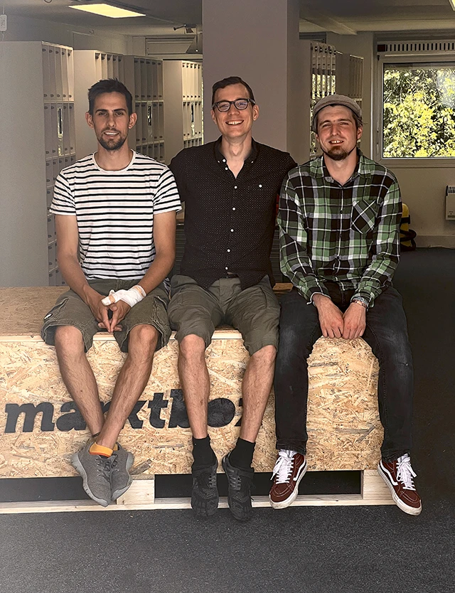 Teamfoto aan het werk in het marktbox-kantoor
